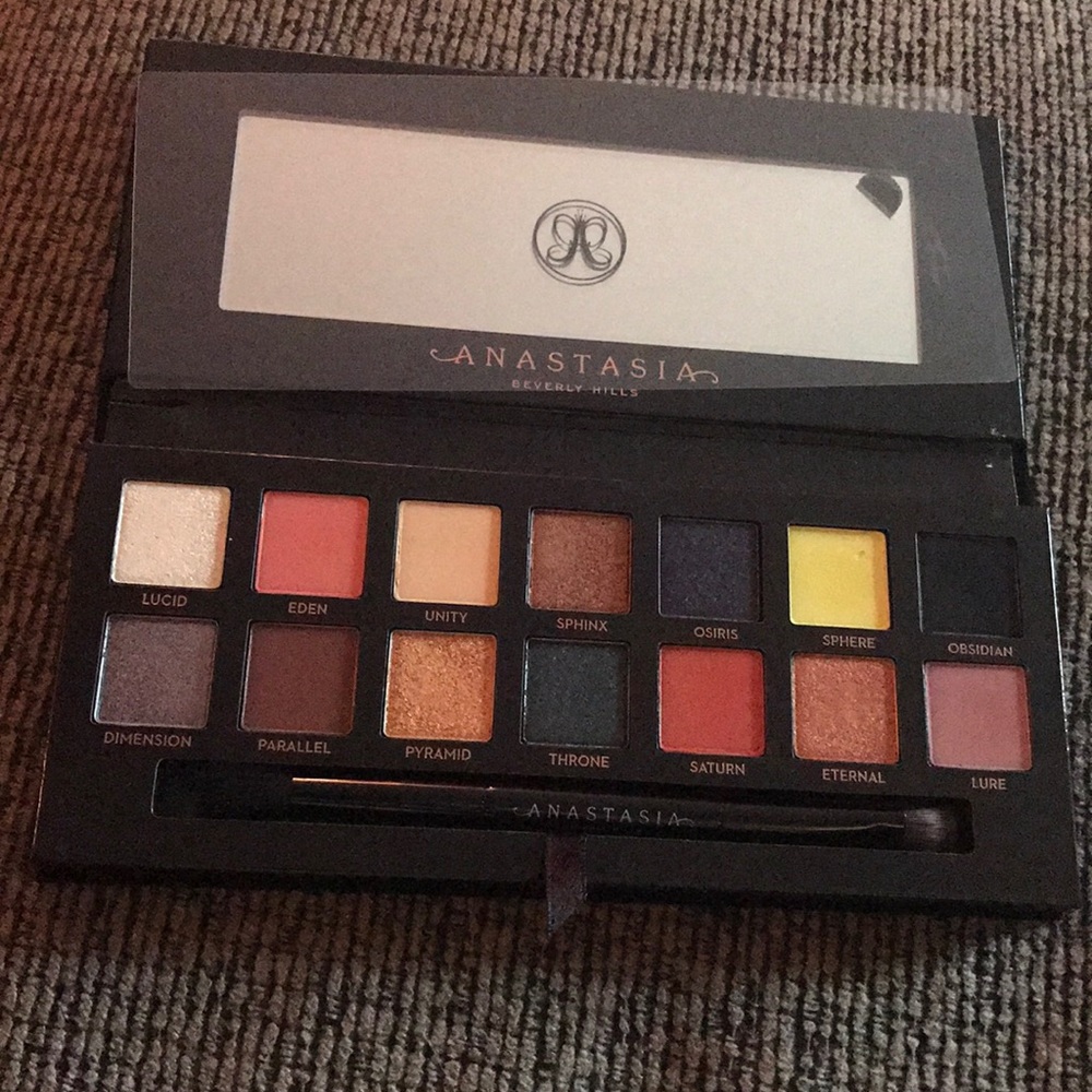 Brand New ABH Prism Palette